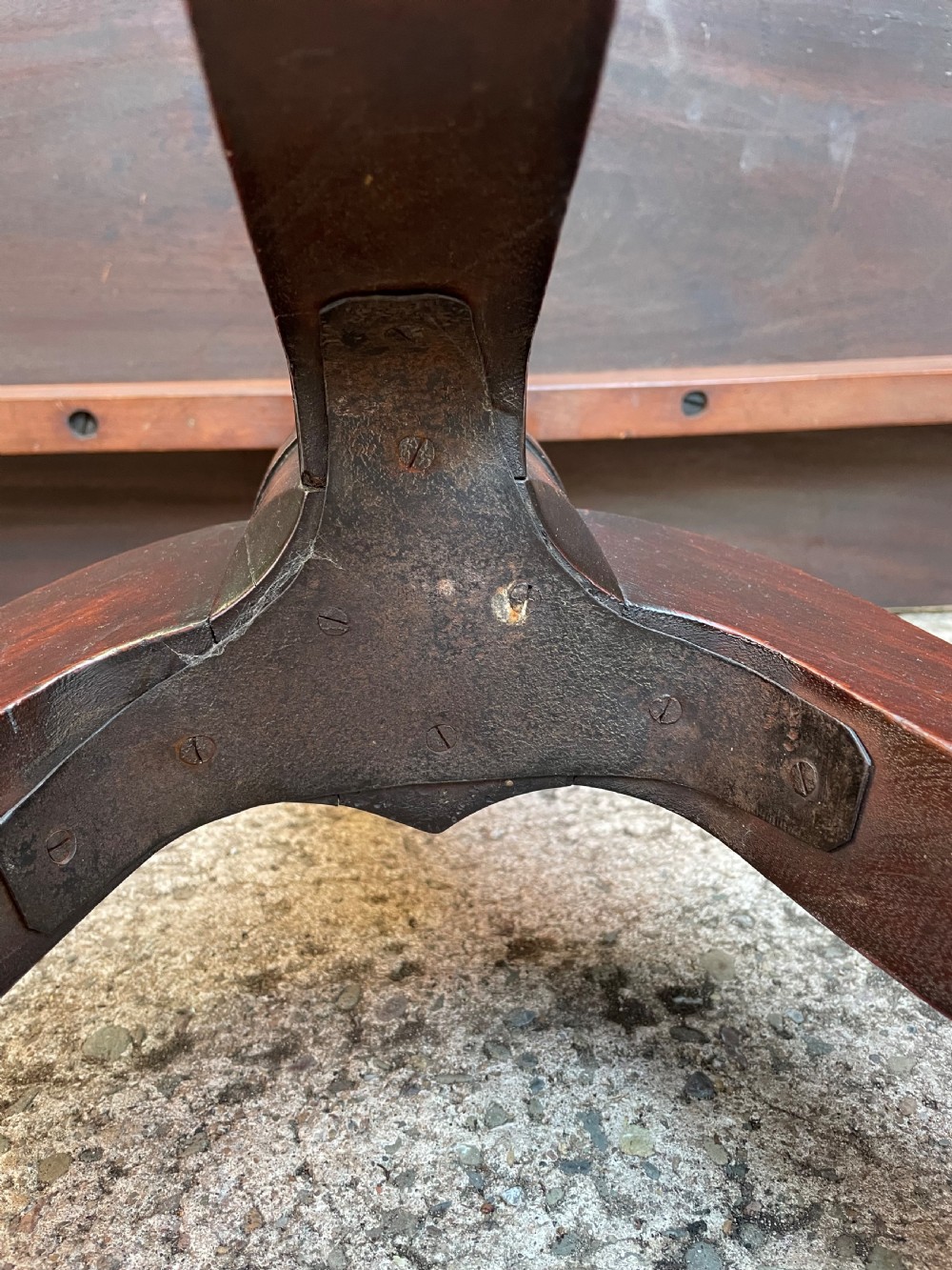 Early C19th Regency period mahogany twin-pillar dining table . View X