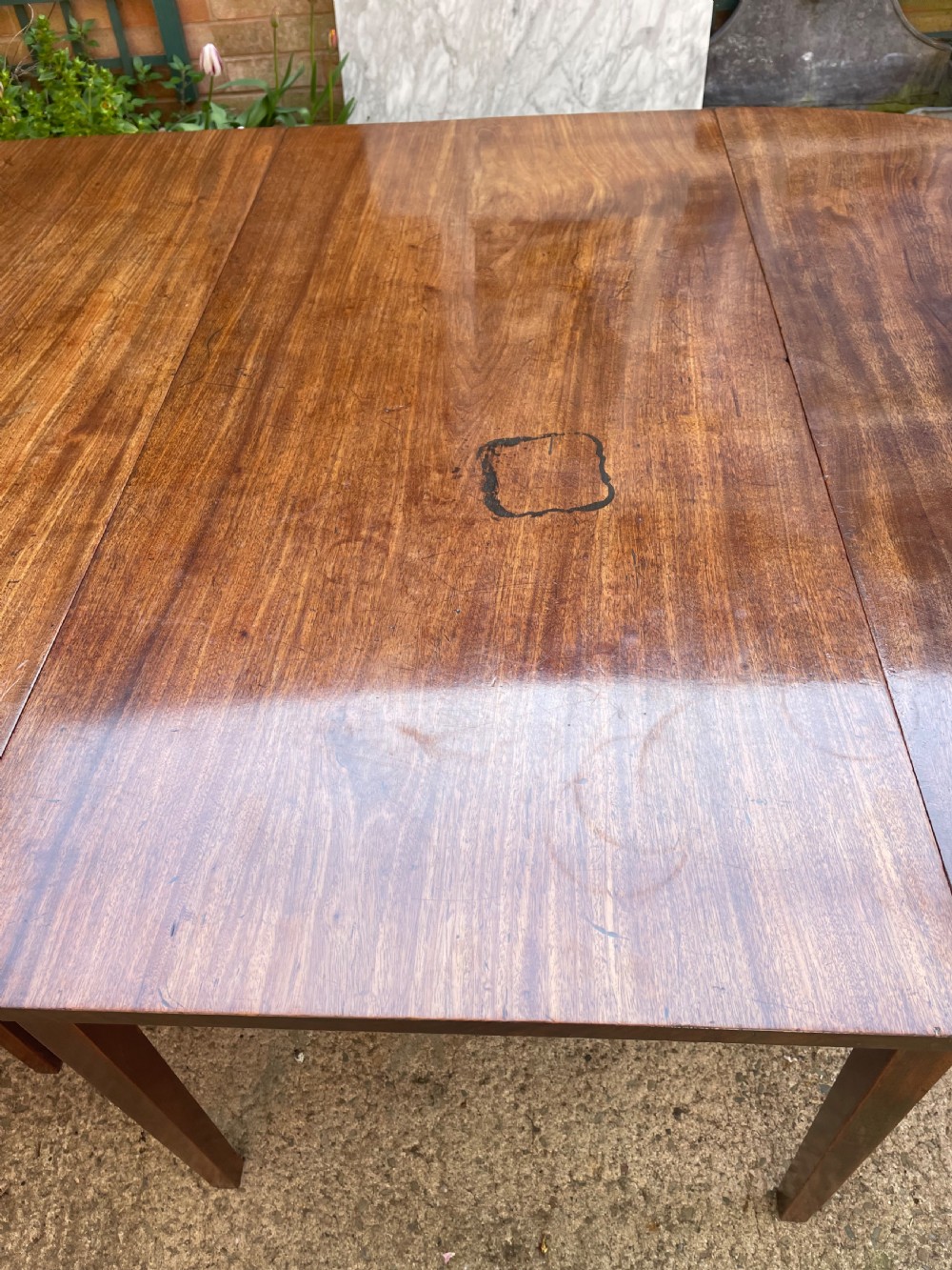 Late C18th George III period mahogany d-end dining table of highly versatile format. View V