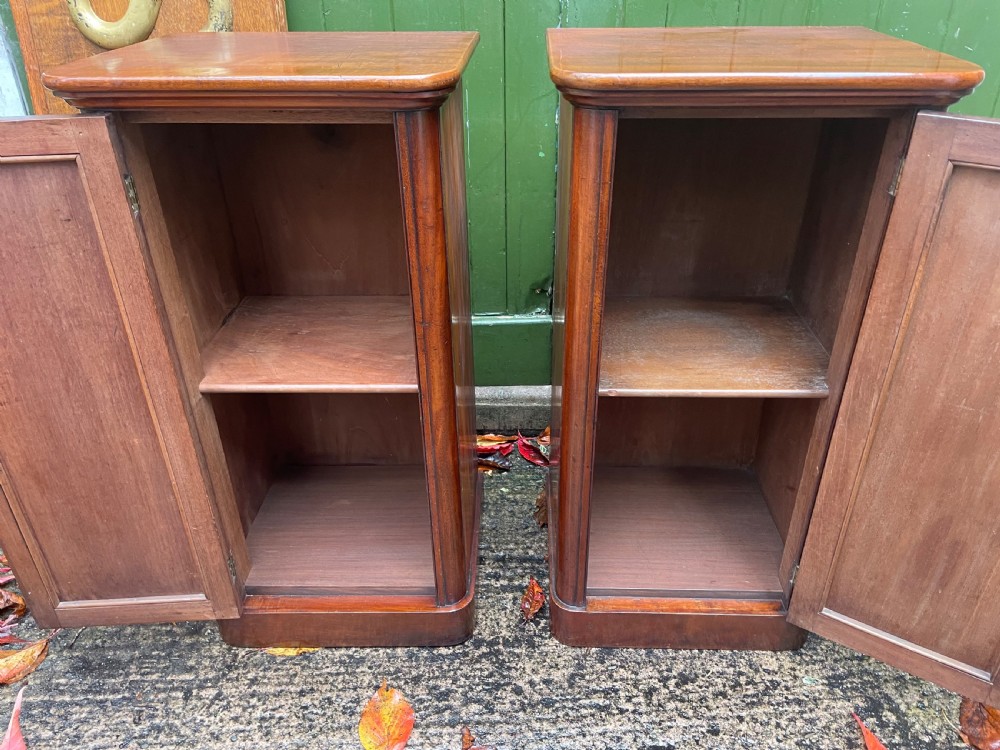 Pair of high quality mid C19th mahogany bedside pedestal cupboards. View VIII