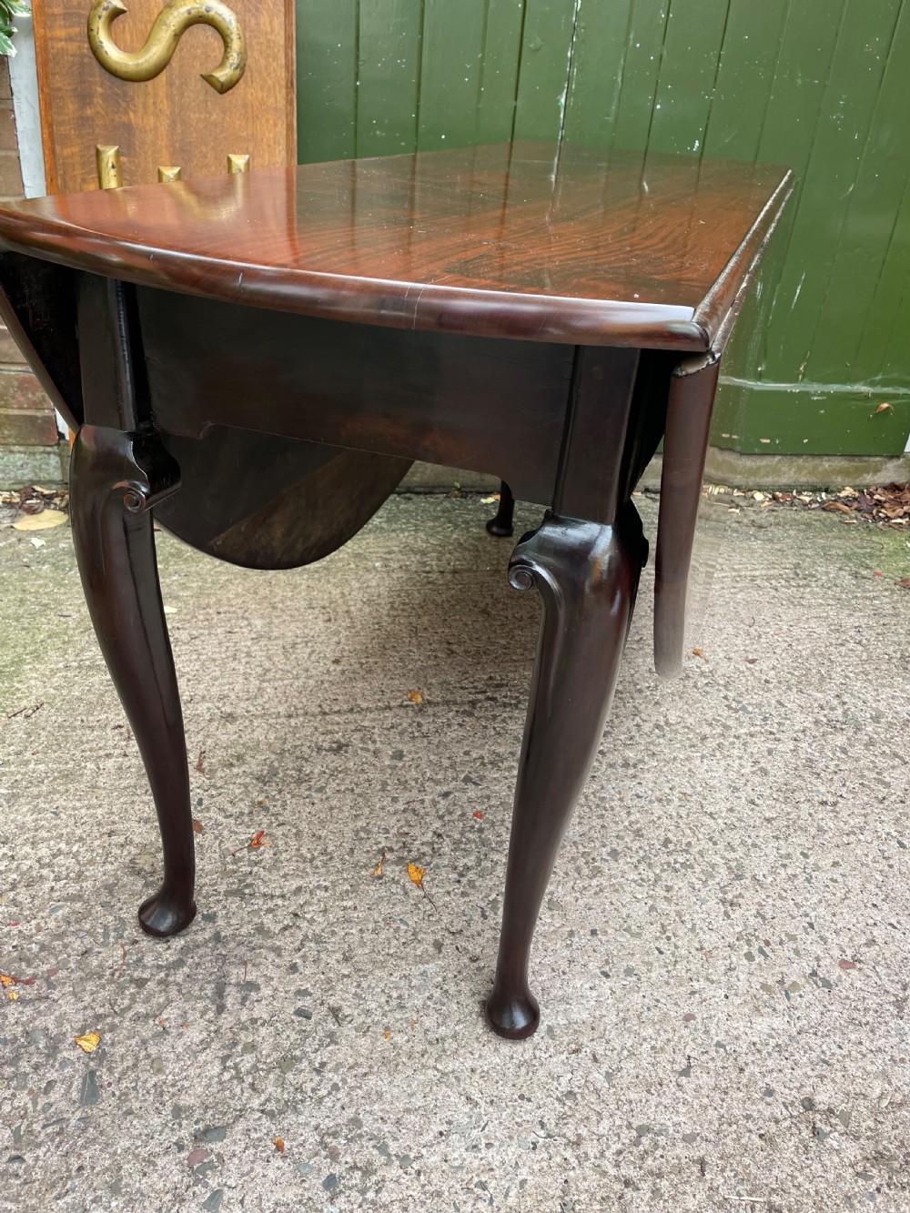 A mid-18th century George II Cuban mahogany drop-leaf table featuring an oval top, cabriole legs, and pad feet. View VI