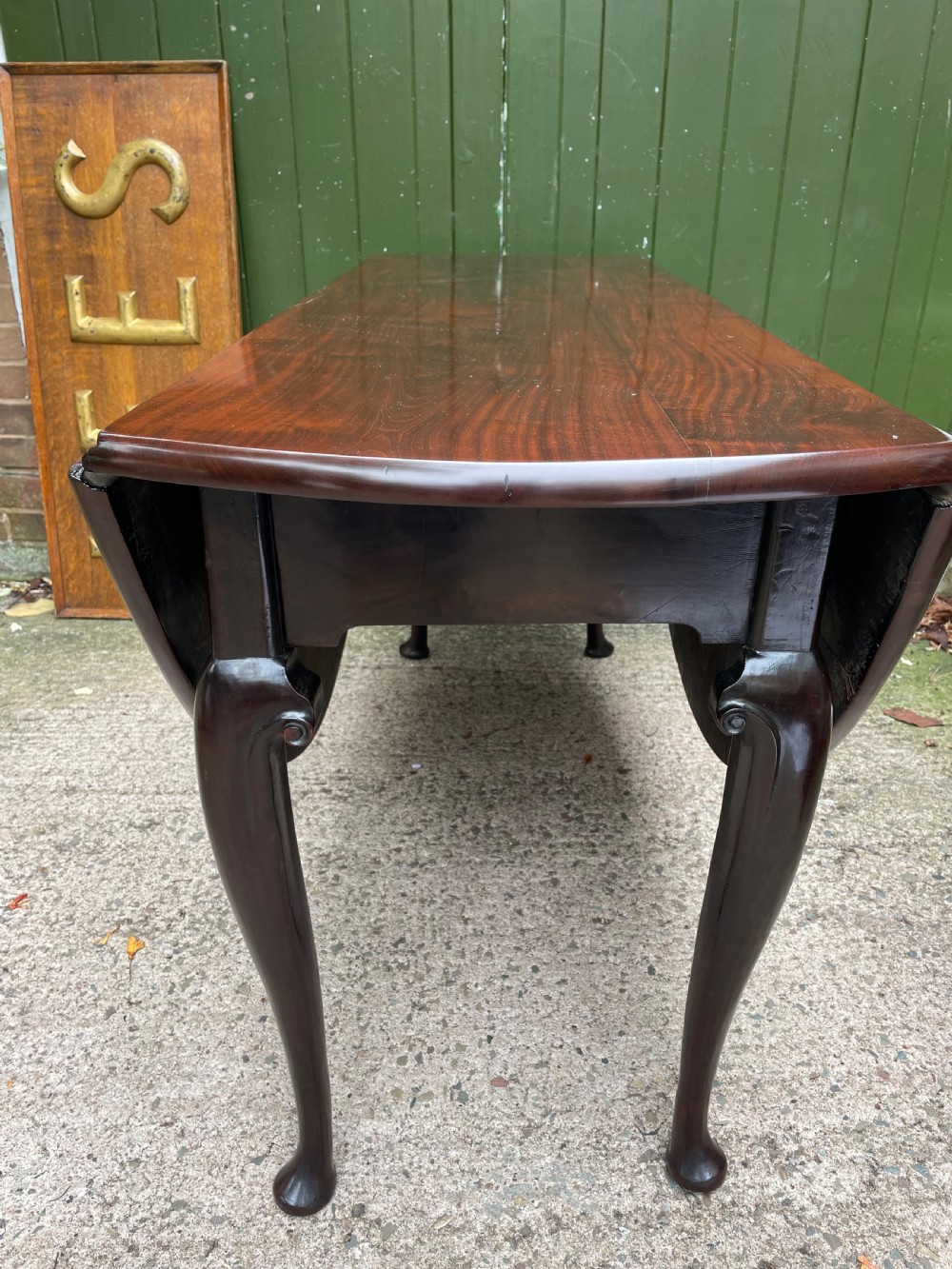 A mid-18th century George II Cuban mahogany drop-leaf table featuring an oval top, cabriole legs, and pad feet. View XXI