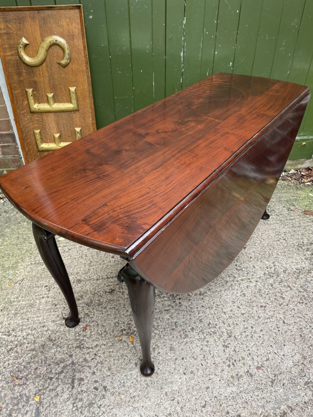 A mid-18th century George II Cuban mahogany drop-leaf table featuring an oval top, cabriole legs, and pad feet. View XXV