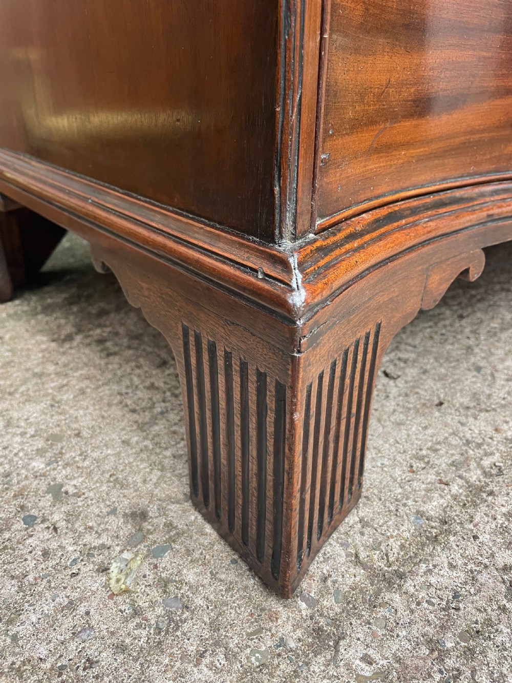 Fine C18th George III Chippendale period mahogany serpentine-front chest of drawers.  View III