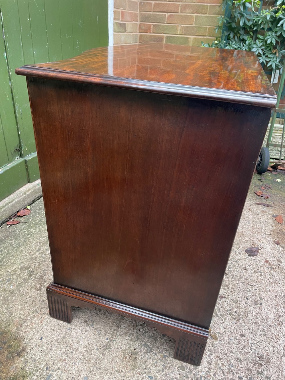 Fine C18th George III Chippendale period mahogany serpentine-front chest of drawers.  View XXVII