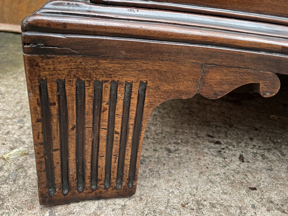 Fine C18th George III Chippendale period mahogany serpentine-front chest of drawers.  View XXVIII