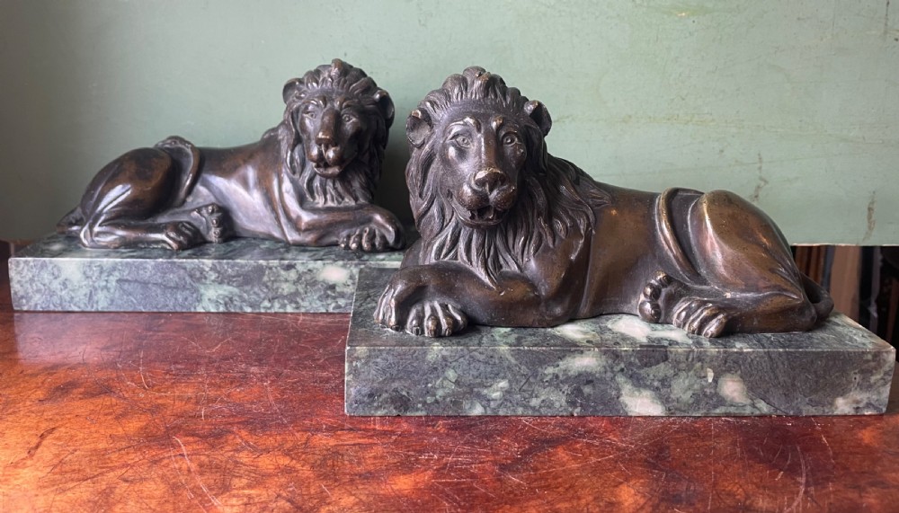 Fine pair of early C19th Regency period bronze lions mounted on ‘verde antico’ marble plinth bases. View II