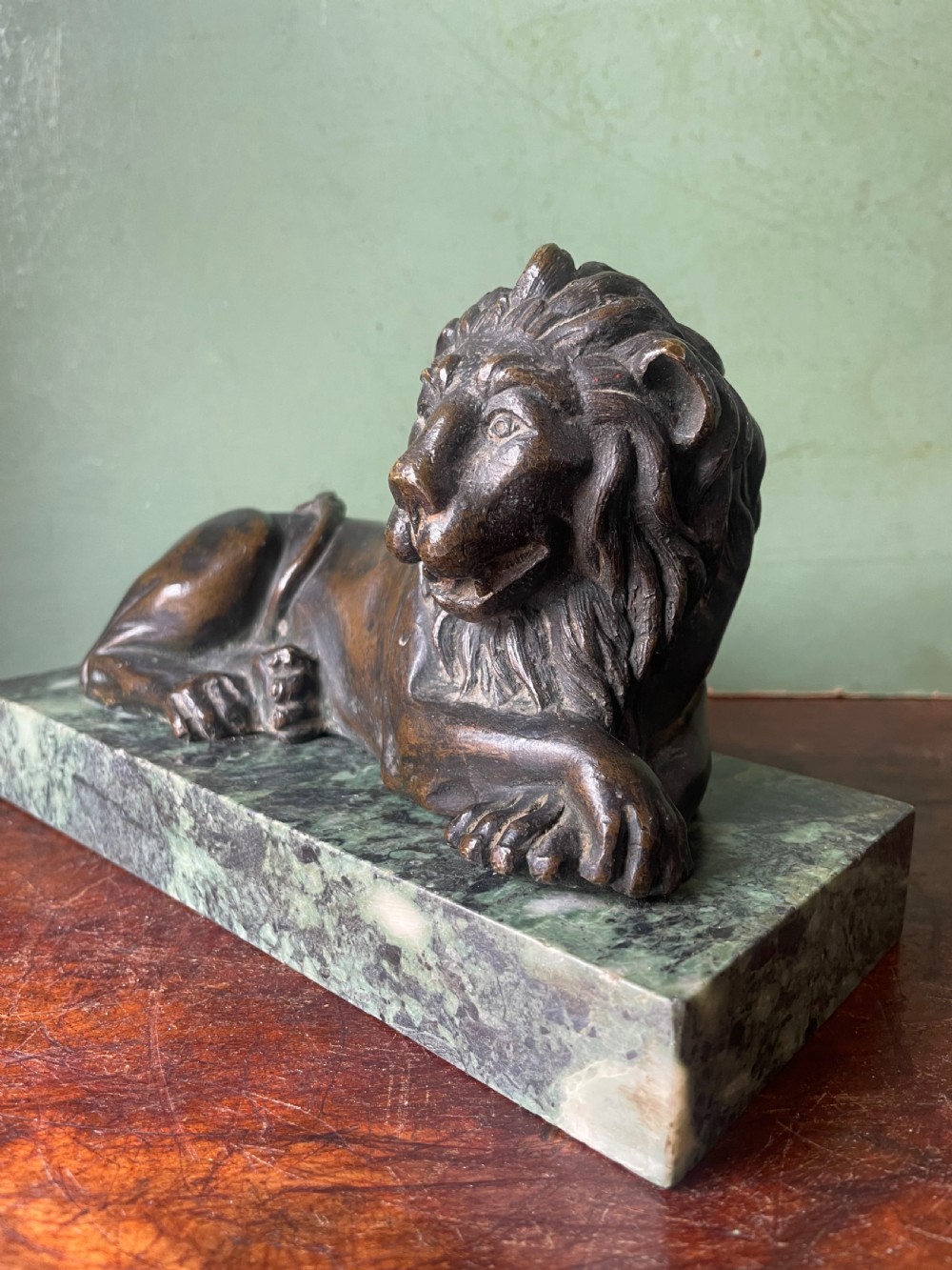 Fine pair of early C19th Regency period bronze lions mounted on ‘verde antico’ marble plinth bases. View VII