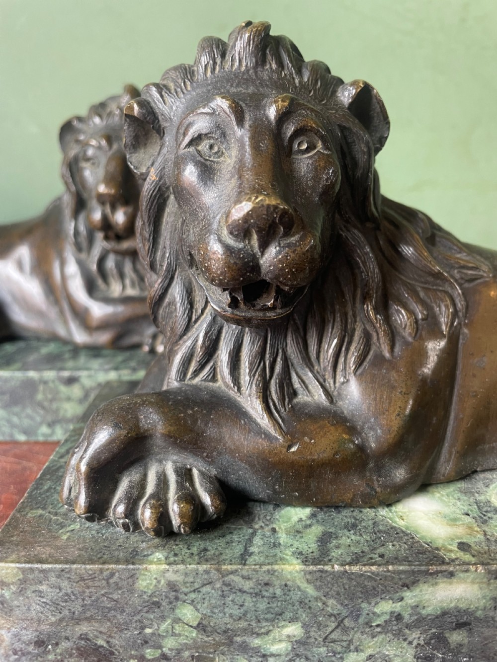 Fine pair of early C19th Regency period bronze lions mounted on ‘verde antico’ marble plinth bases. View XVII
