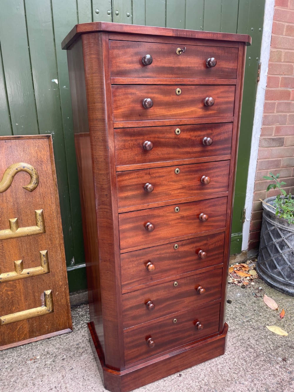 Fine quality early C19th George IV period mahogany pedestal chest of 8 drawers. View III