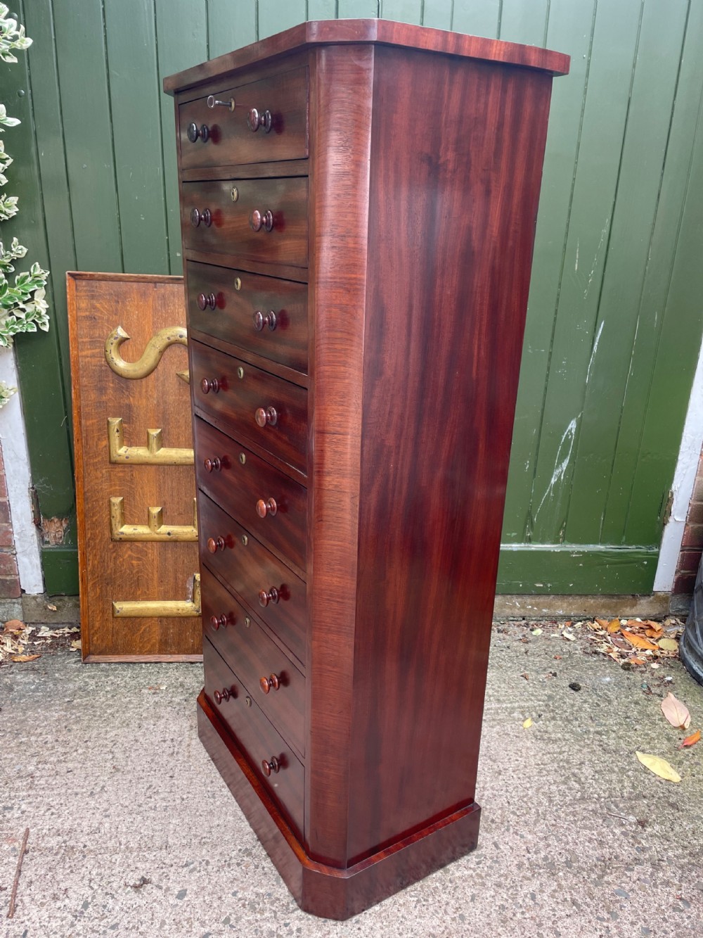 Fine quality early C19th George IV period mahogany pedestal chest of 8 drawers. View V