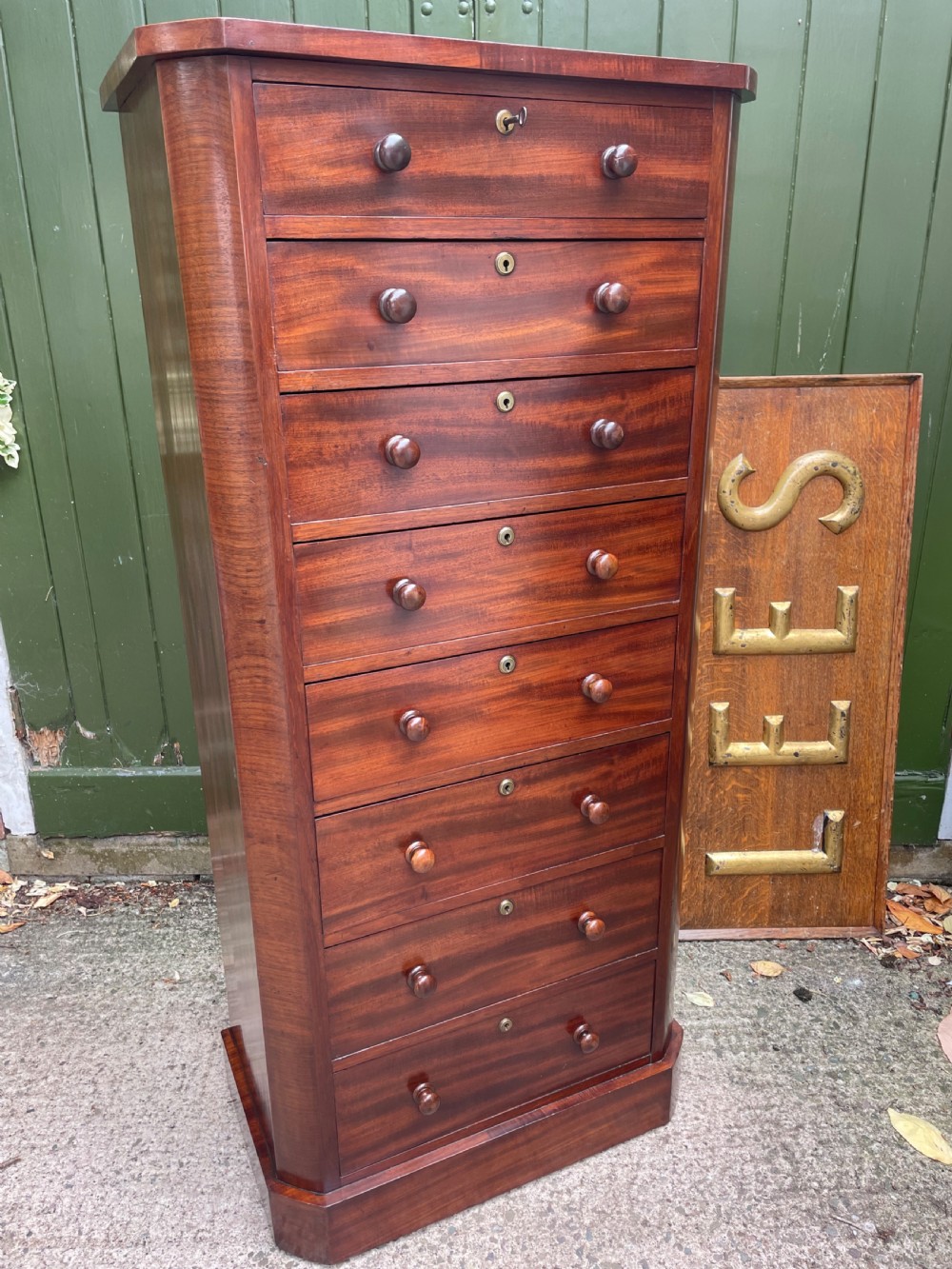 Fine quality early C19th George IV period mahogany pedestal chest of 8 drawers. View XX