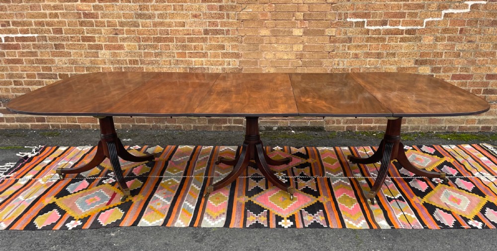 Elegant early C19th George III period mahogany 3-pillar pedestal dining table of good scale and proportions.