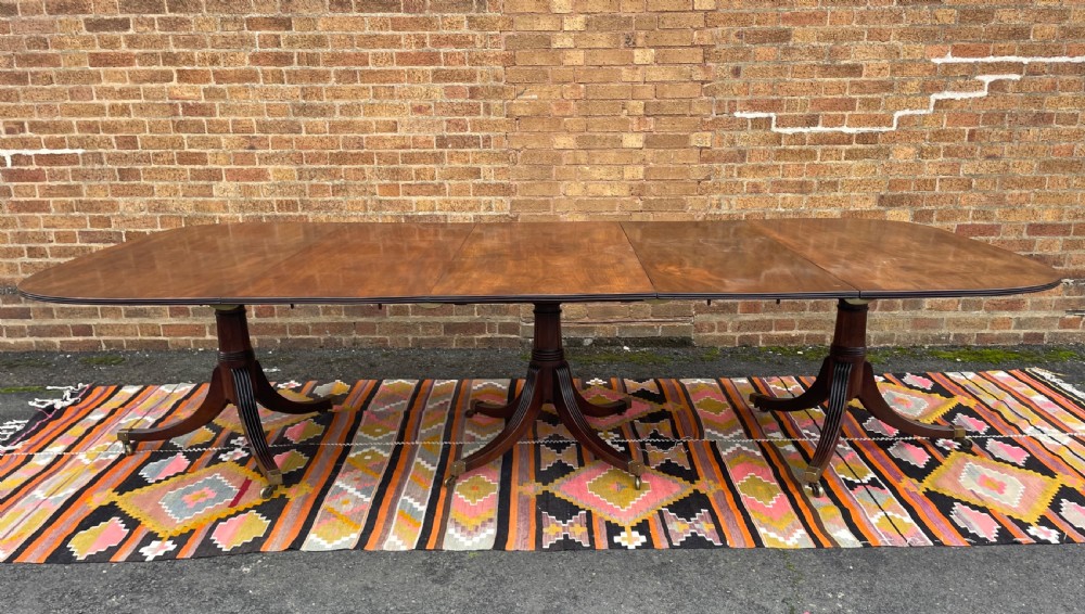 Elegant early C19th George III period mahogany 3-pillar pedestal dining table of good scale and proportions. View II