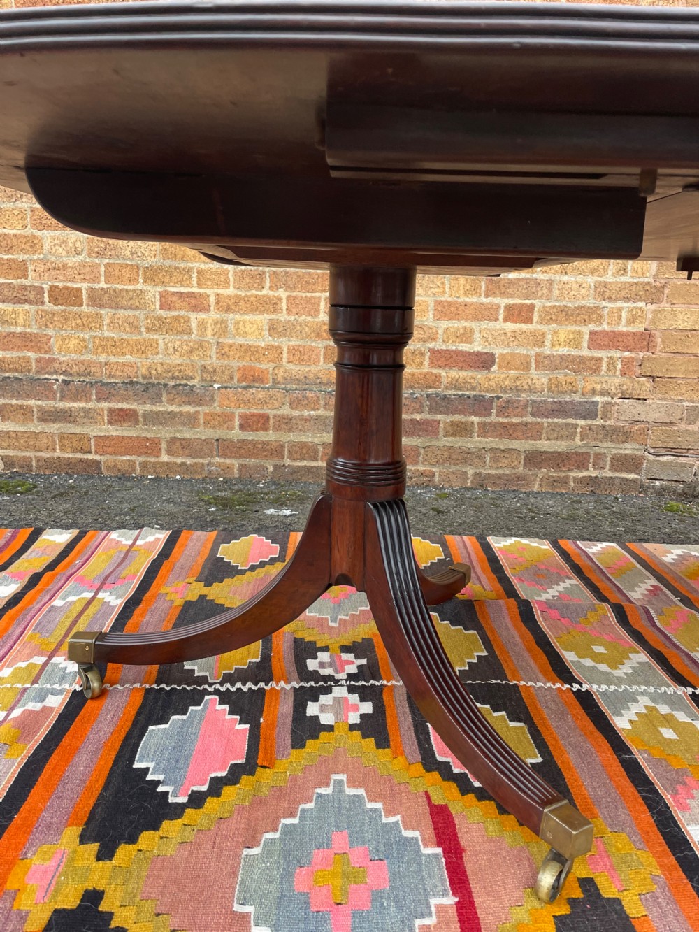 Elegant early C19th George III period mahogany 3-pillar pedestal dining table of good scale and proportions. View III