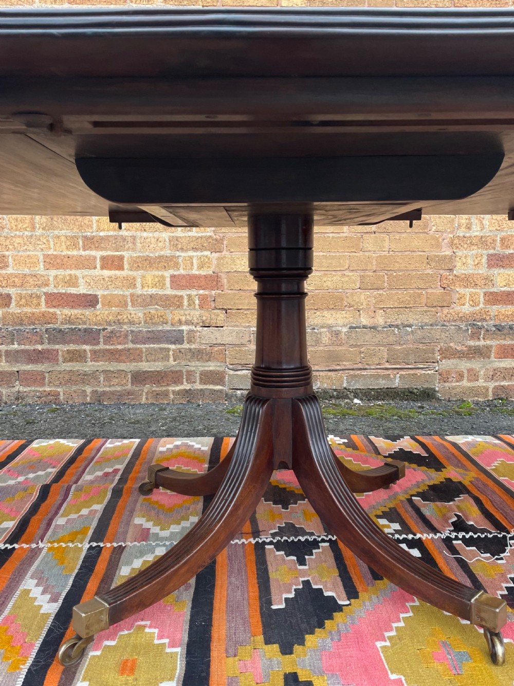 Elegant early C19th George III period mahogany 3-pillar pedestal dining table of good scale and proportions. View V