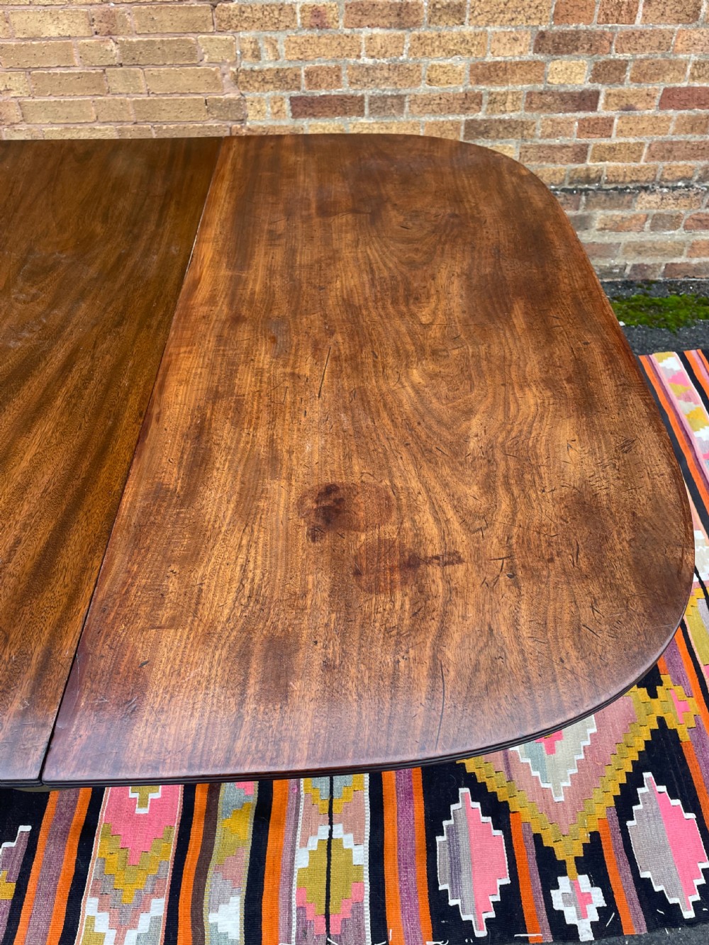 Elegant early C19th George III period mahogany 3-pillar pedestal dining table of good scale and proportions. View VII