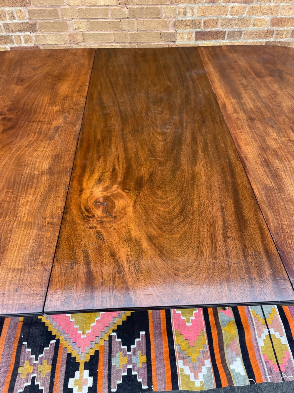 Elegant early C19th George III period mahogany 3-pillar pedestal dining table of good scale and proportions. View VIII