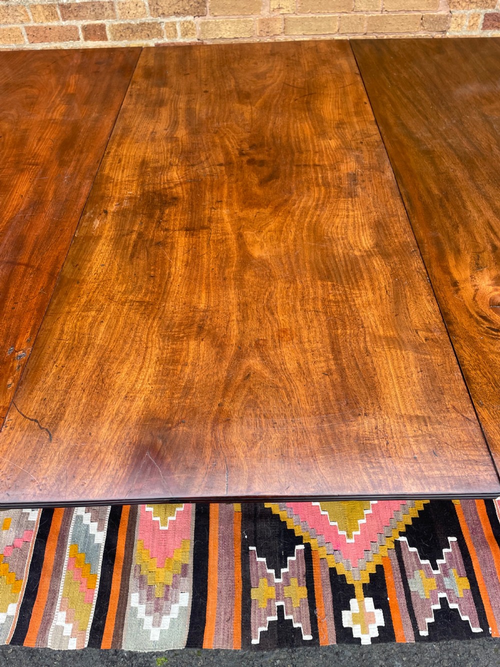 Elegant early C19th George III period mahogany 3-pillar pedestal dining table of good scale and proportions. View IX