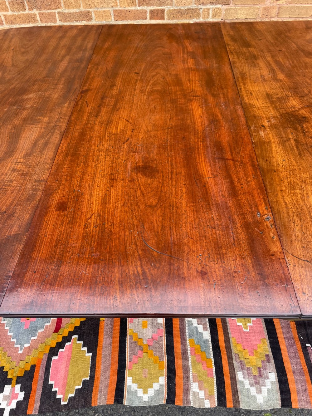 Elegant early C19th George III period mahogany 3-pillar pedestal dining table of good scale and proportions. View X