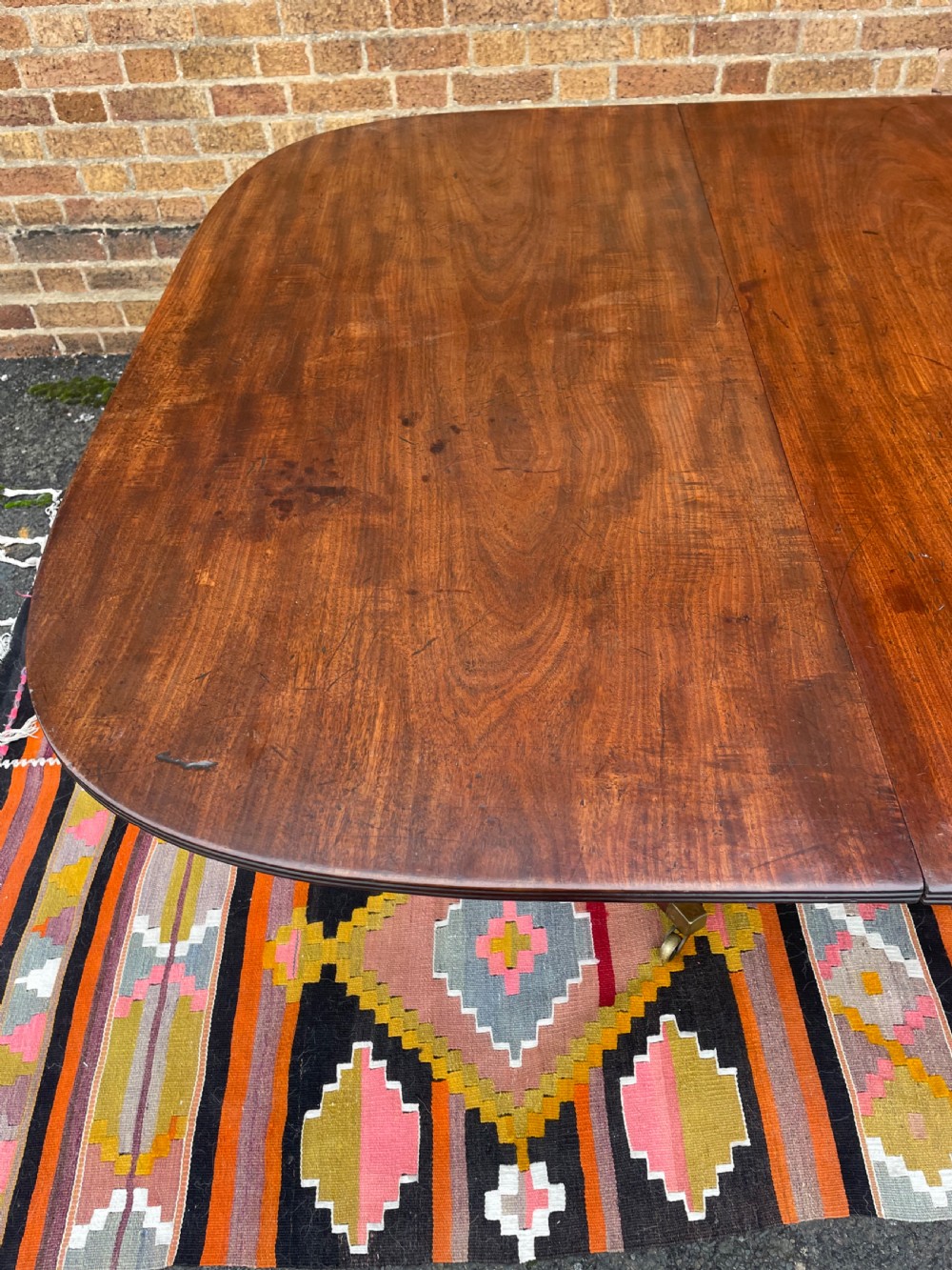 Elegant early C19th George III period mahogany 3-pillar pedestal dining table of good scale and proportions. View XI