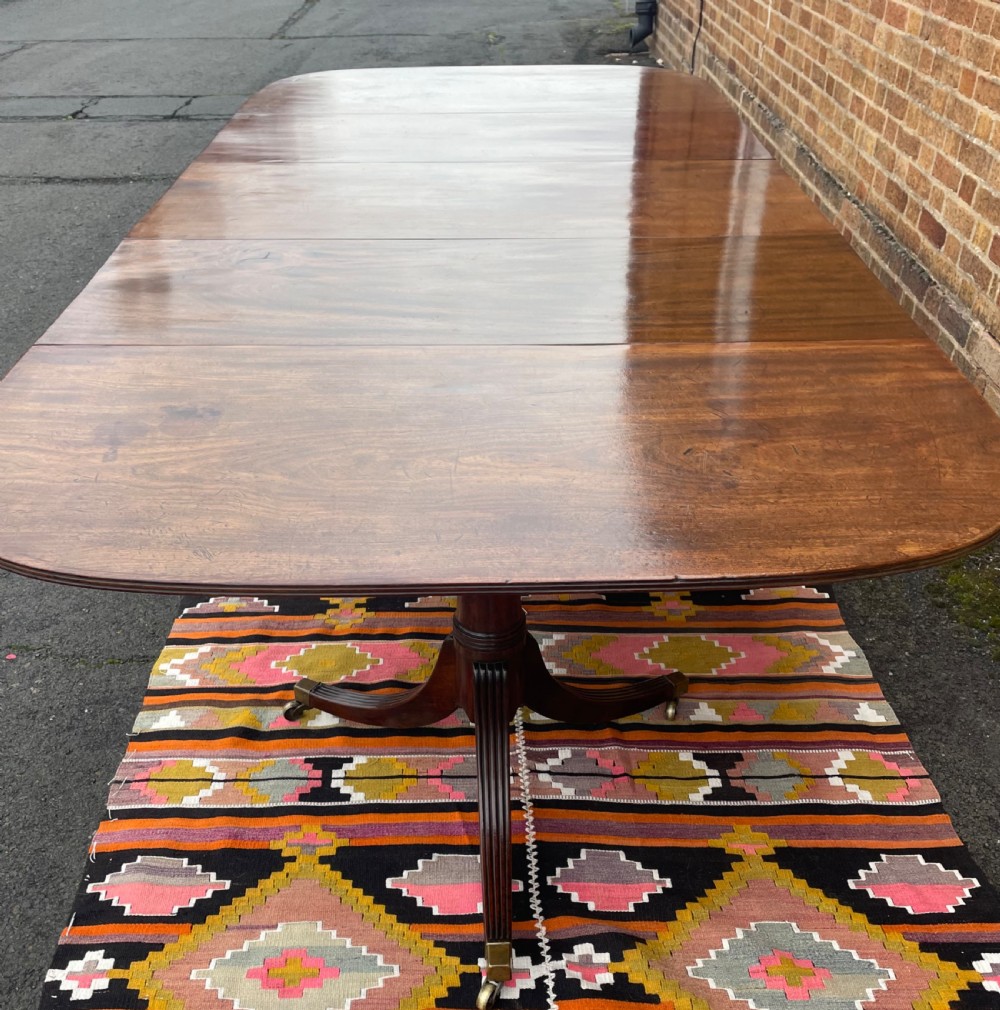 Elegant early C19th George III period mahogany 3-pillar pedestal dining table of good scale and proportions. View XVI