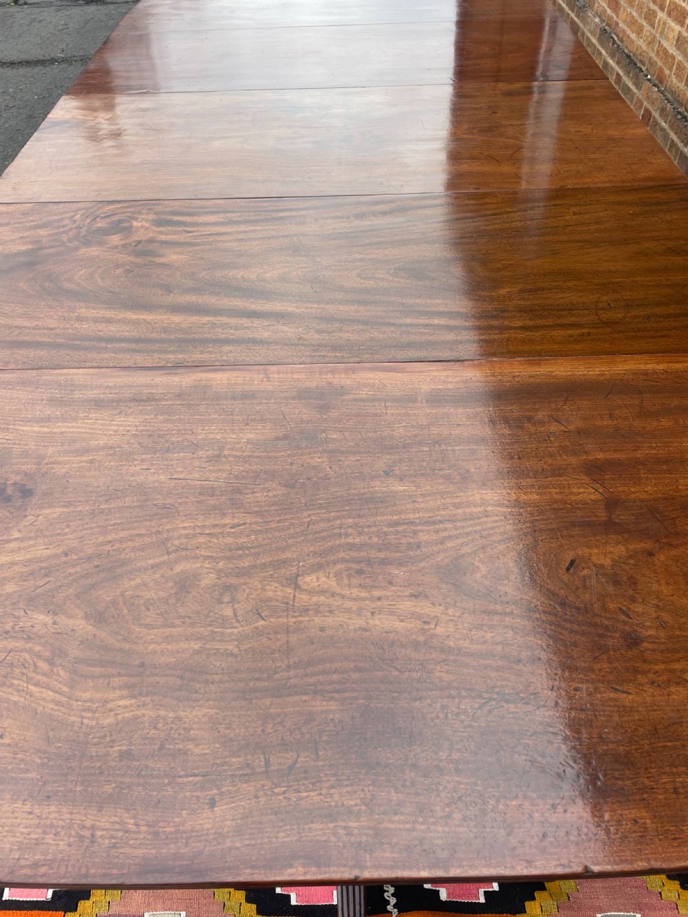 Elegant early C19th George III period mahogany 3-pillar pedestal dining table of good scale and proportions. View XVII