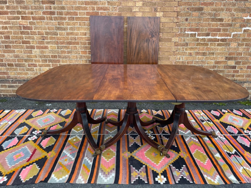 Elegant early C19th George III period mahogany 3-pillar pedestal dining table of good scale and proportions. View XXI