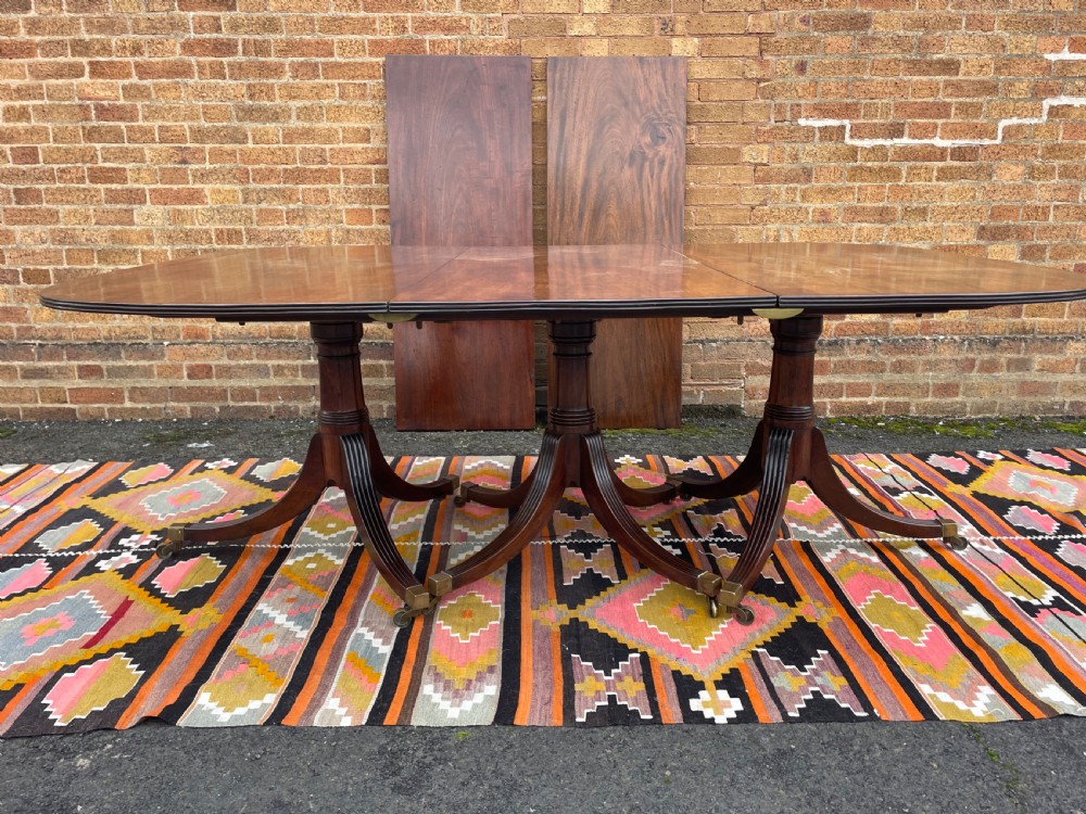 Elegant early C19th George III period mahogany 3-pillar pedestal dining table of good scale and proportions. View XXII
