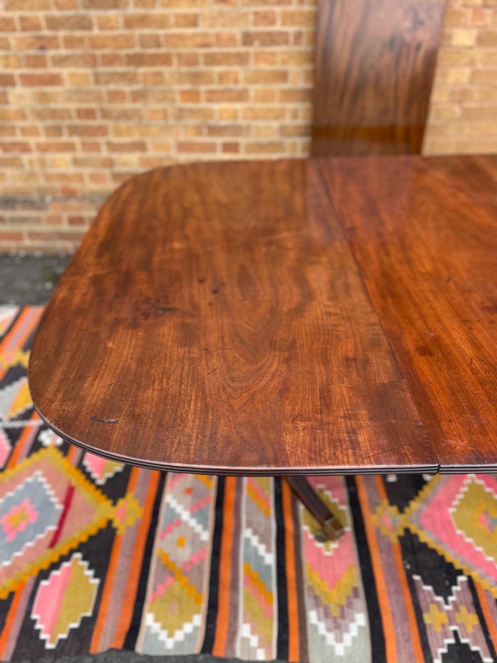Elegant early C19th George III period mahogany 3-pillar pedestal dining table of good scale and proportions. View XXV