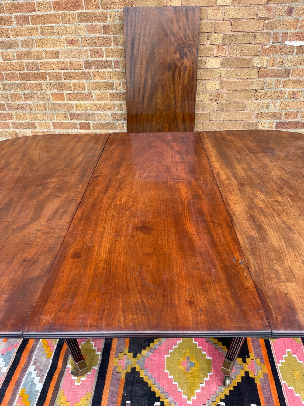 Elegant early C19th George III period mahogany 3-pillar pedestal dining table of good scale and proportions. View XXVI