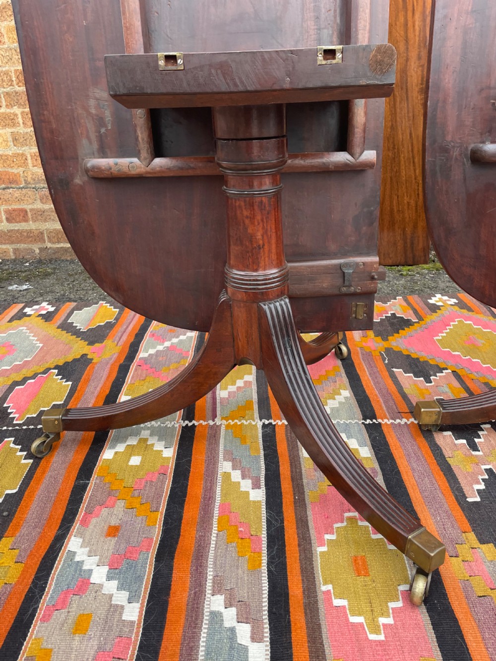 Elegant early C19th George III period mahogany 3-pillar pedestal dining table of good scale and proportions. View XXXI