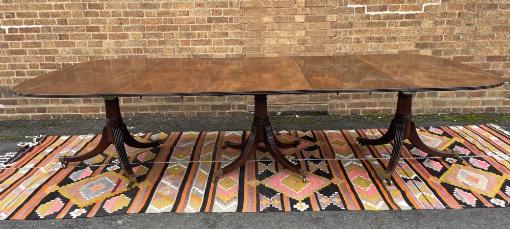 Elegant early C19th George III period mahogany 3-pillar pedestal dining table of good scale and proportions. View XXXII