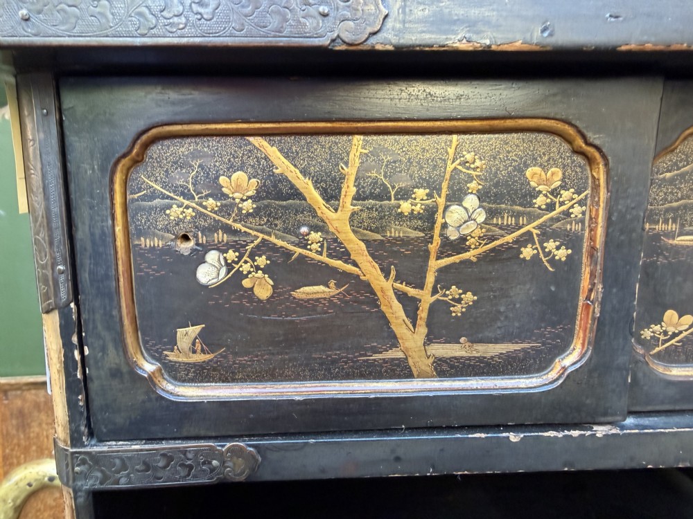 Late nineteenth-century Japanese Meiji period black lacquer shodana cabinet-on-stand with gold maki-e pictorial panels, asymmetrical shelves, and engraved metal fitments. View VII