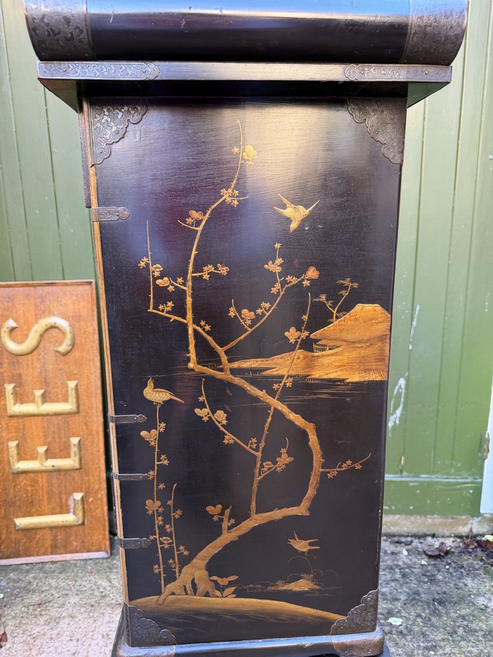 Late nineteenth-century Japanese Meiji period black lacquer shodana cabinet-on-stand with gold maki-e pictorial panels, asymmetrical shelves, and engraved metal fitments. View XV