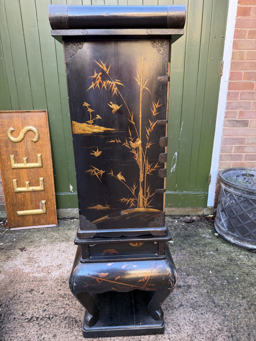 Late nineteenth-century Japanese Meiji period black lacquer shodana cabinet-on-stand with gold maki-e pictorial panels, asymmetrical shelves, and engraved metal fitments. View XVI