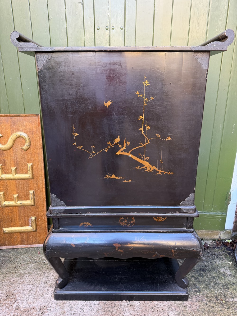 Late nineteenth-century Japanese Meiji period black lacquer shodana cabinet-on-stand with gold maki-e pictorial panels, asymmetrical shelves, and engraved metal fitments. View XVII