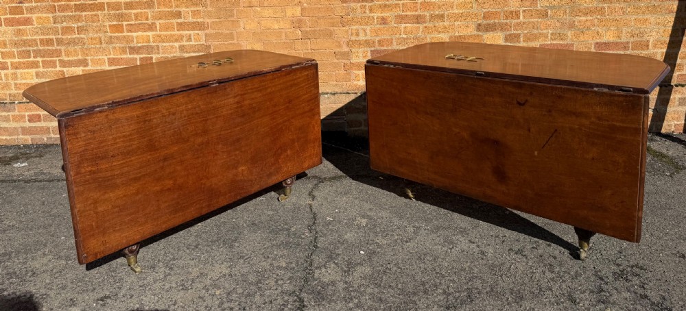 An early 19th-century George III twin-pillar mahogany dining table featuring reeded splayed legs and original brass castors. View XIV