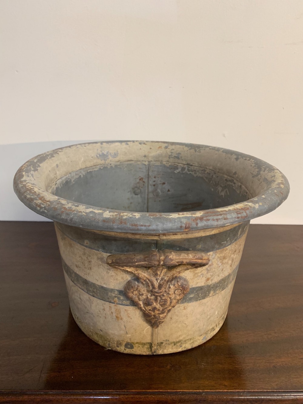 Tole foot bath View VI