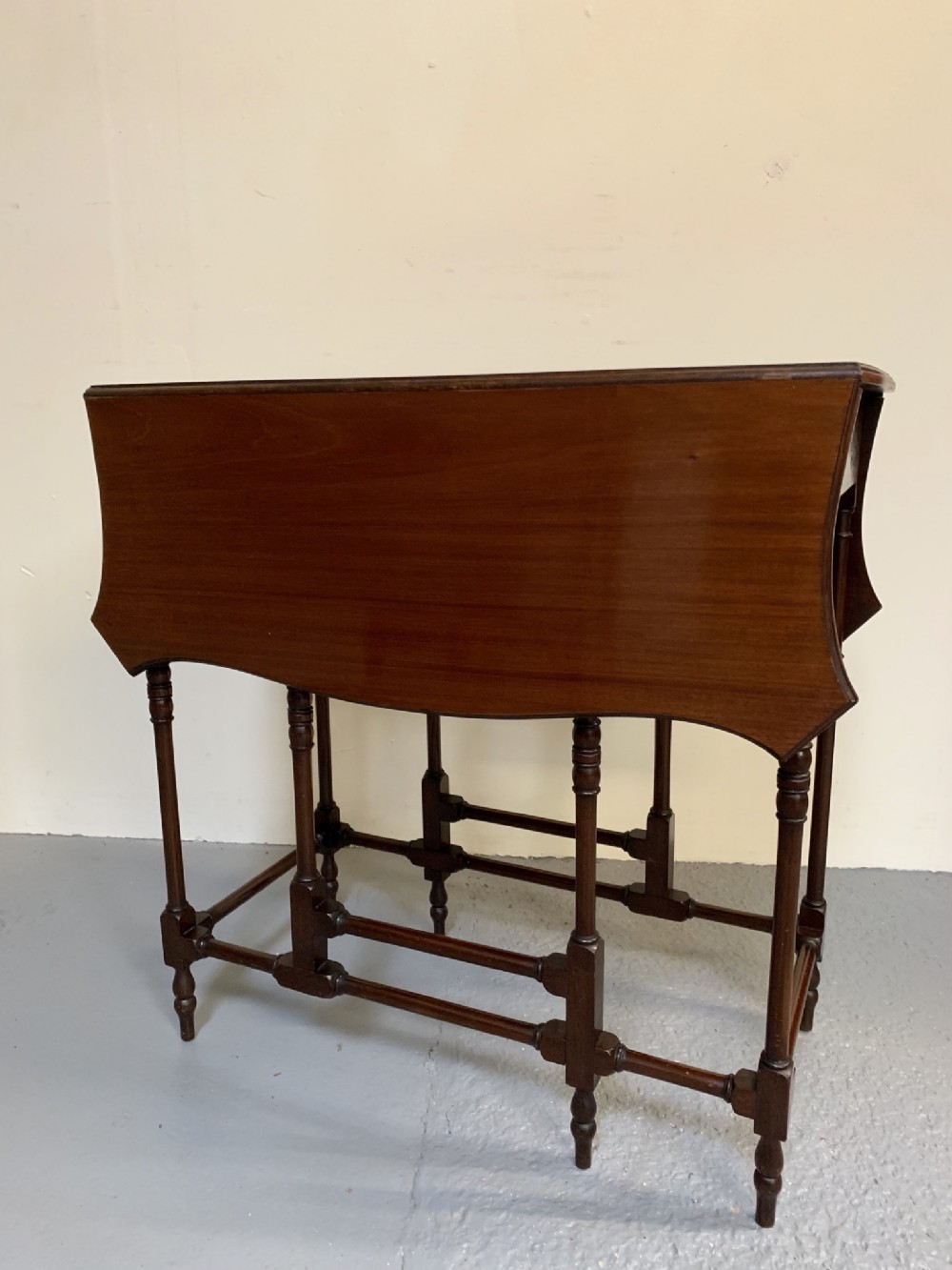 Good mahogany spider leg table 