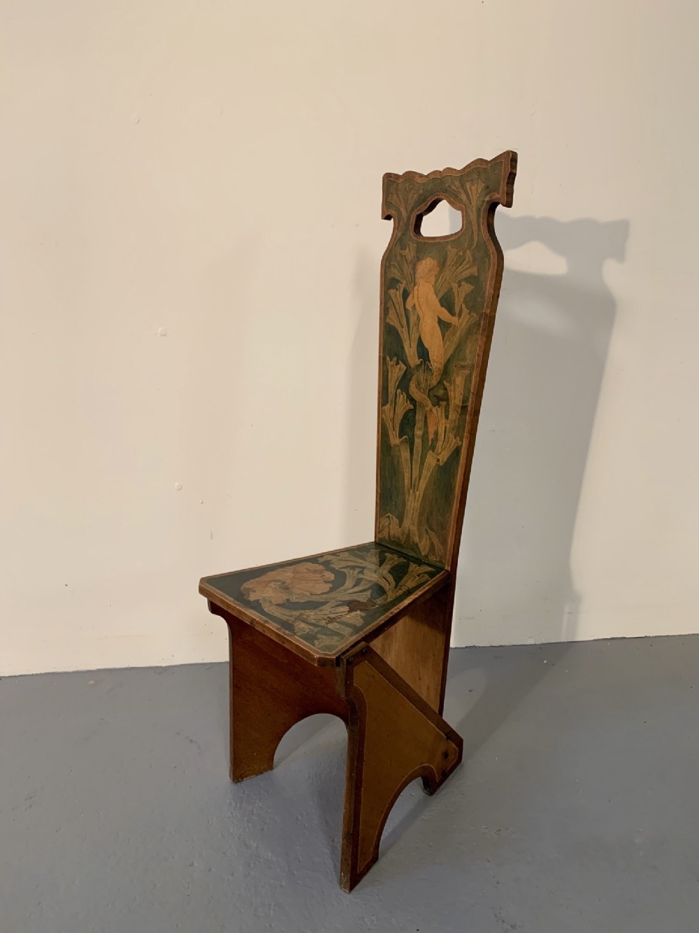 Unusual spinning chair 