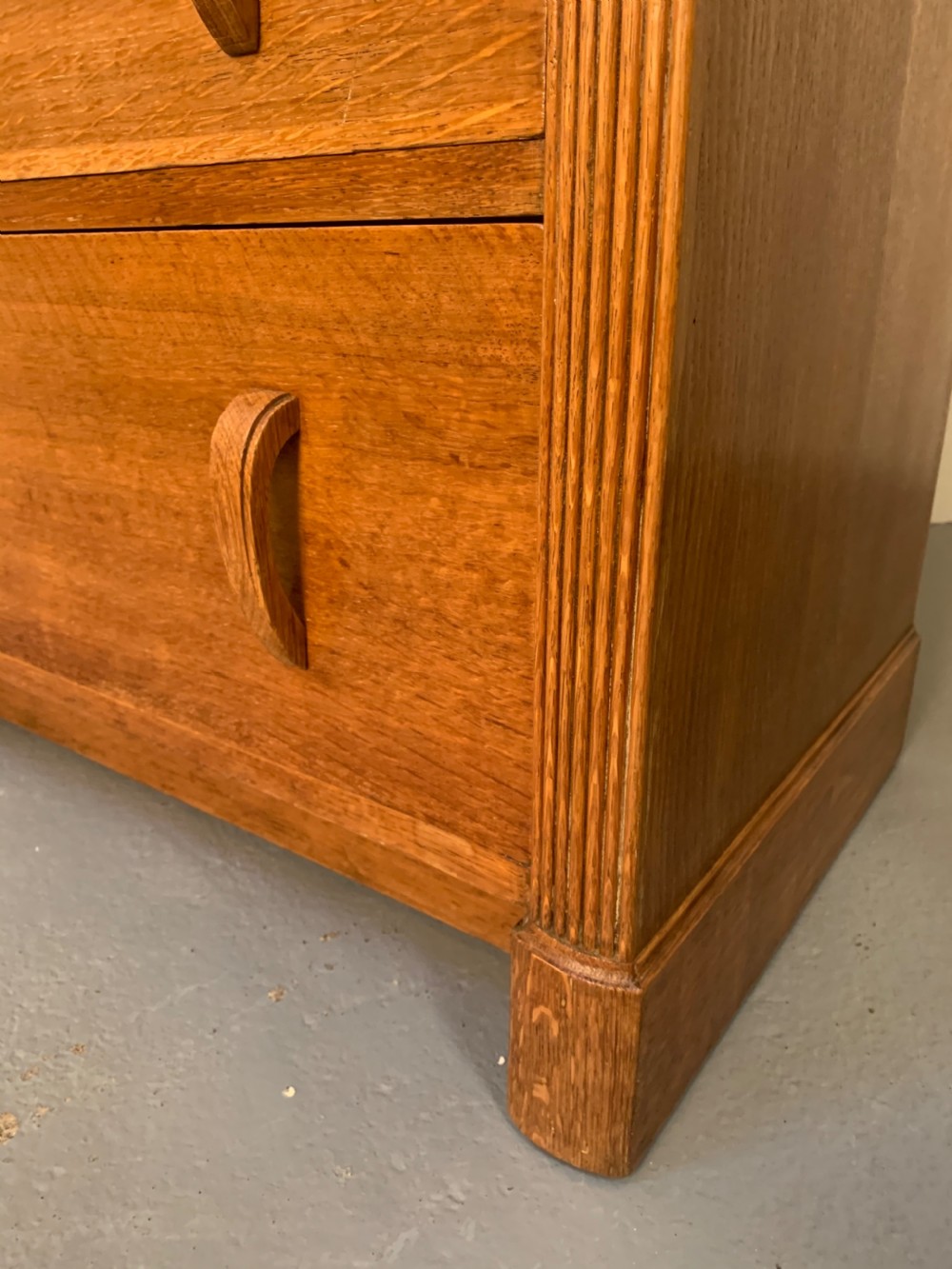 Heals oak chest of drawers  View V