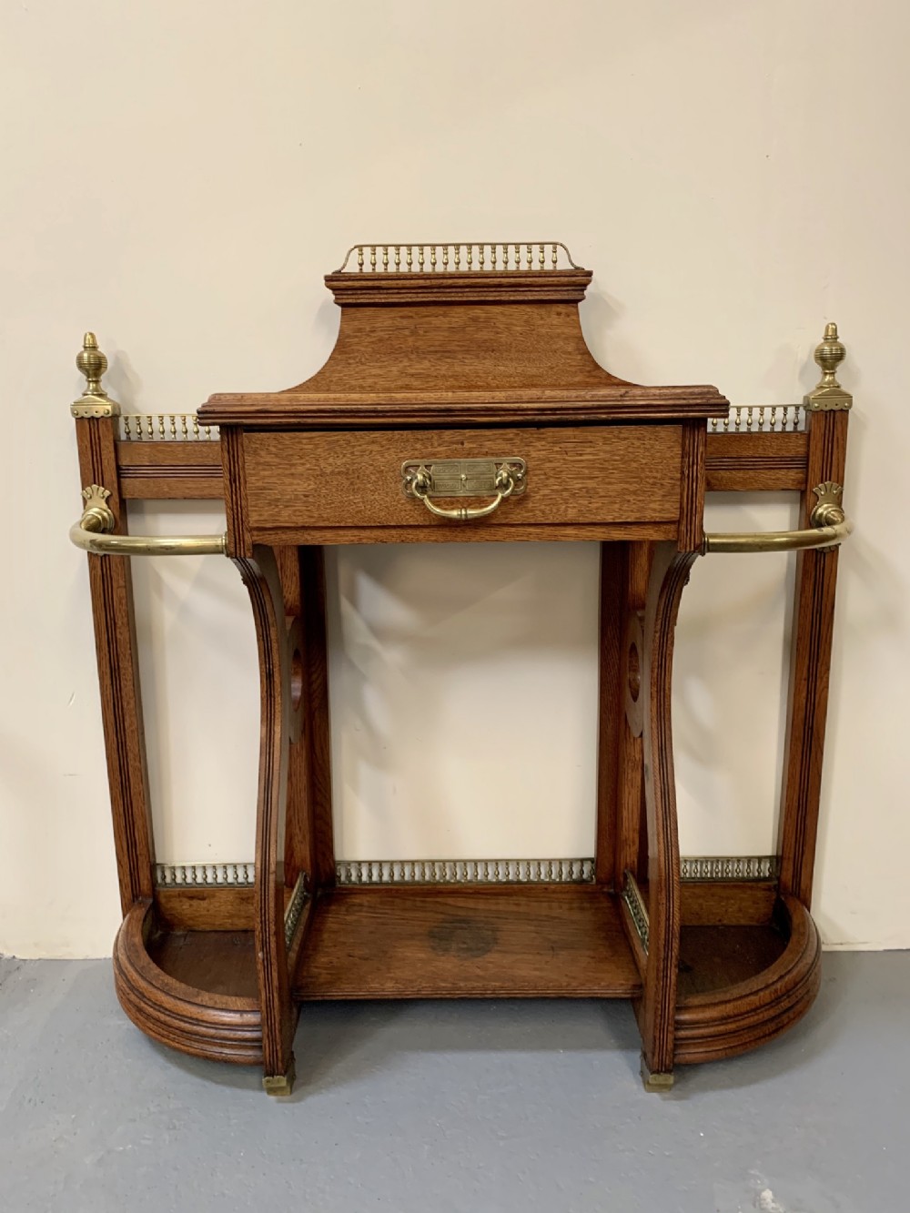 Excellent Schoolbred hall stand