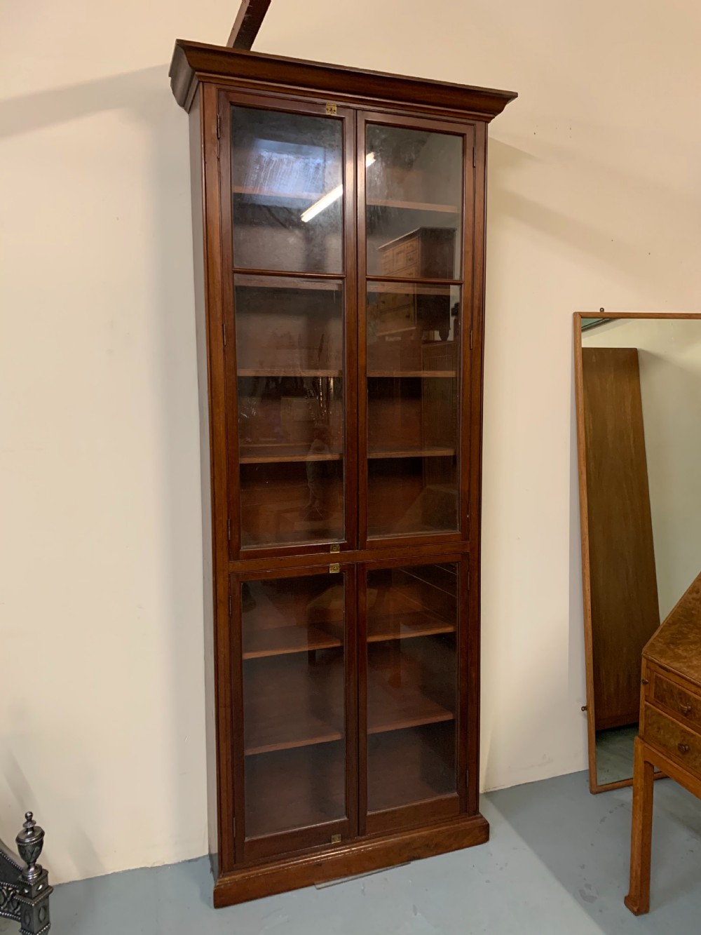 Tall slim retail display cabinet  View VIII