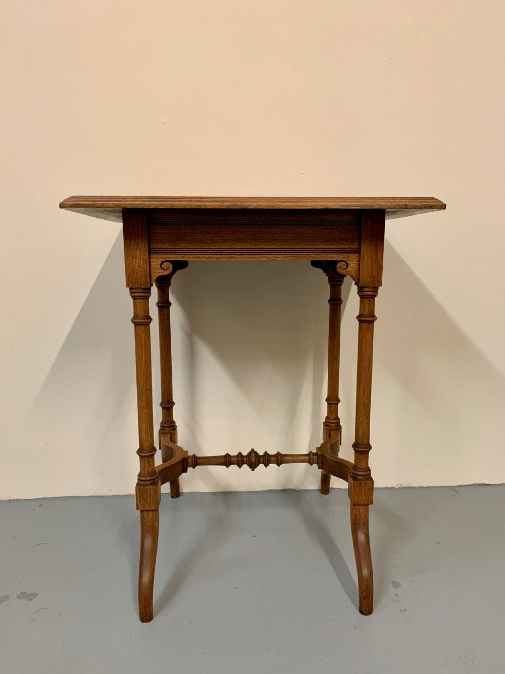 Aesthetic oak lamp table  View VI