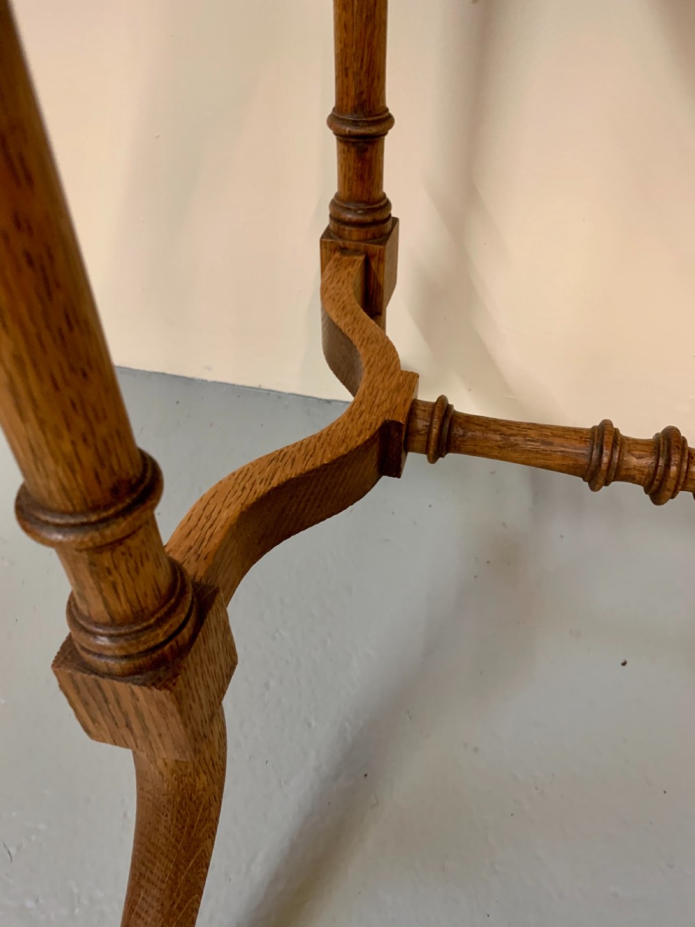 Aesthetic oak lamp table  View VIII