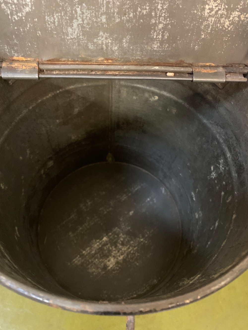 Tole flour bin View VII