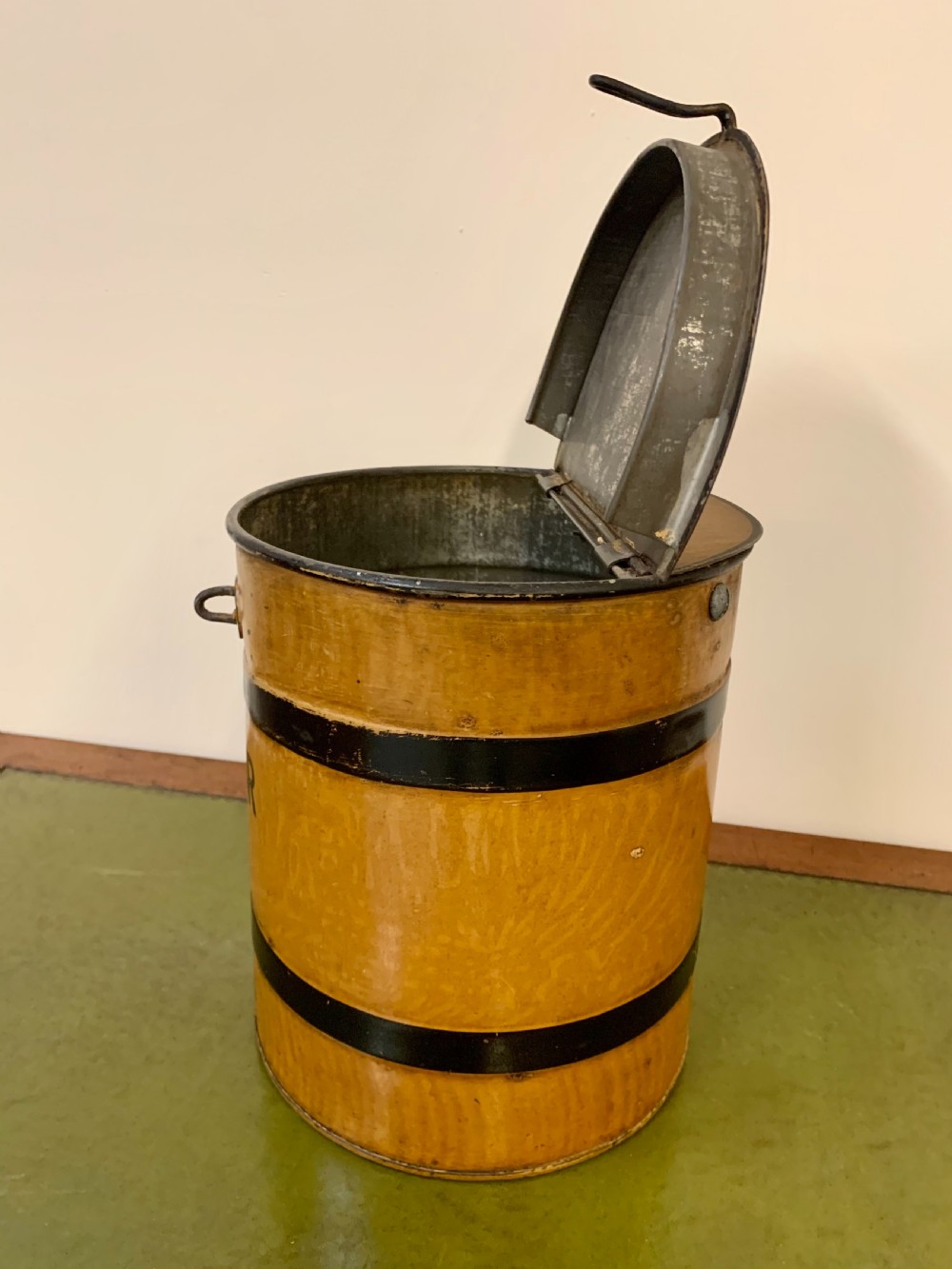 Tole flour bin View VIII