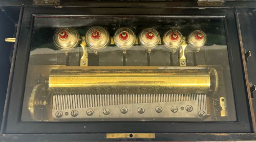 STUNNING ANTIQUE SWISS ROSEWOOD INLAID MUSICAL BOX EIGHT AIRS WITH 6 BELLS - ADDITIONAL PHOTO 7
