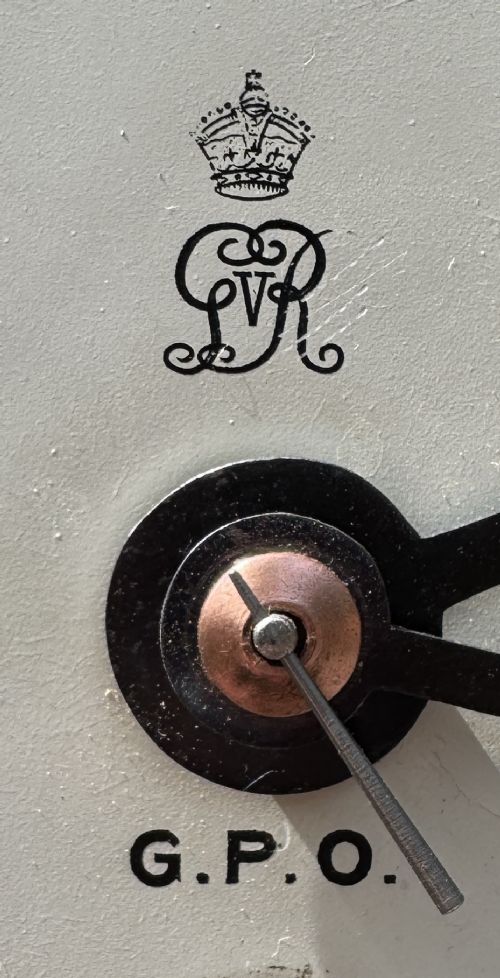 ANTIQUE SINGLE CHAIN FUSEE GVR GPO BRITISH WALL CLOCK WITH STAMPED NUMBERED CASE - ADDITIONAL PHOTO 5