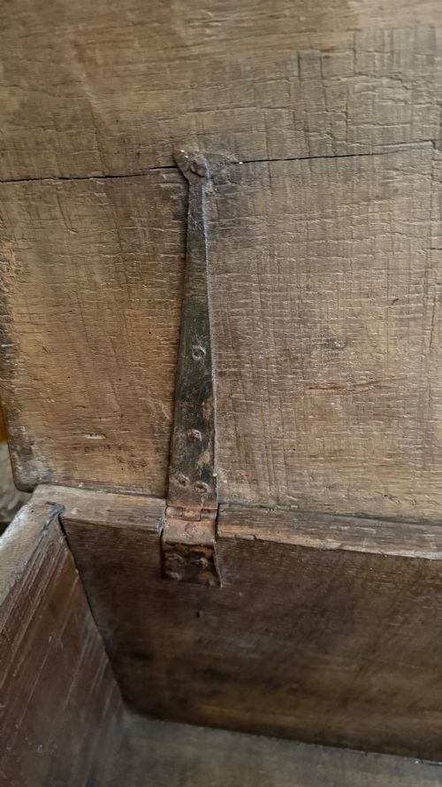 16TH CENTURY OAK PLANK COFFER - ADDITIONAL PHOTO 9